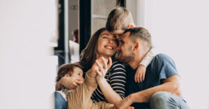 couple heureux, enfants heureux