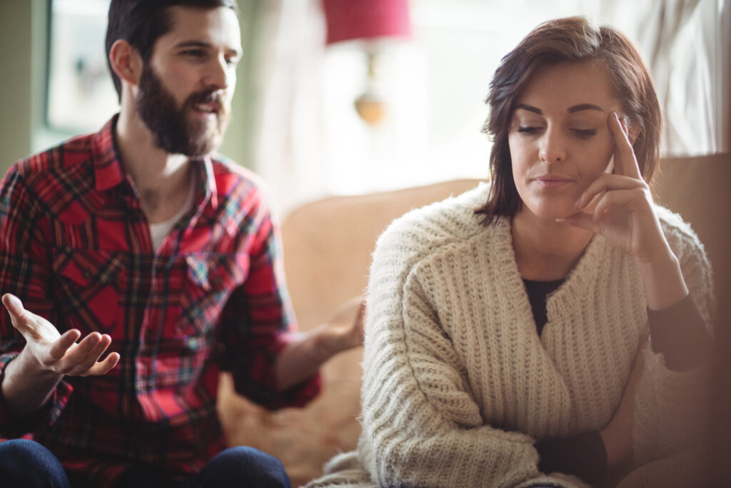 Charge mentale : comment l'expliquer à son conjoint sans créer de conflit ? 1 femme épuisée charge mentale liste tâches maison
